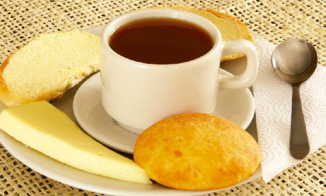 Agua de panela con queso y pan