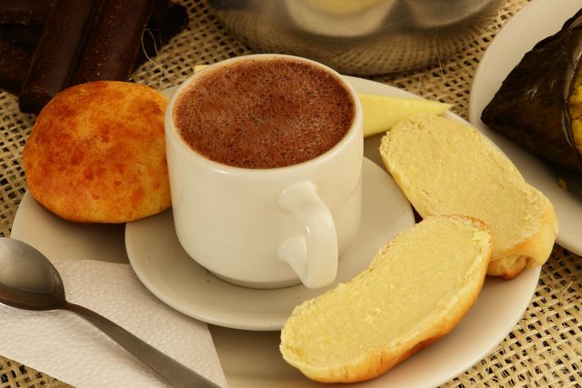 Chocolate Santafereño con queso y pan