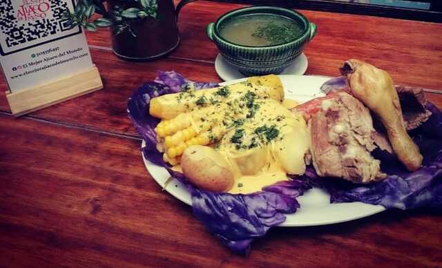 Puchero bogotano con variedad de carnes y verduras